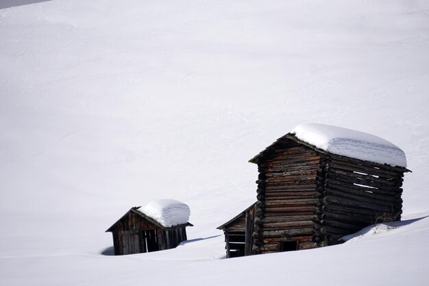 Capanna di cabina di legno sullo sfondo della neve invernale