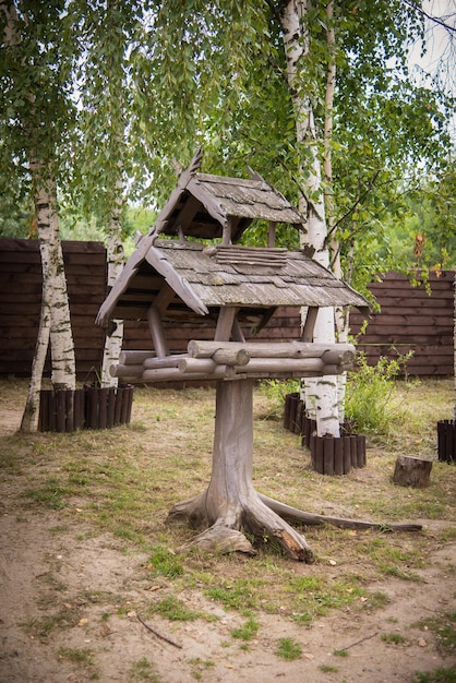 capanna di legno, casa di legno, mangiatoia per uccelli nel parco