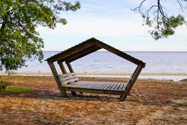 Capanna di legno della spiaggia in spiaggia Carcans Bombannes Francia del lago sand