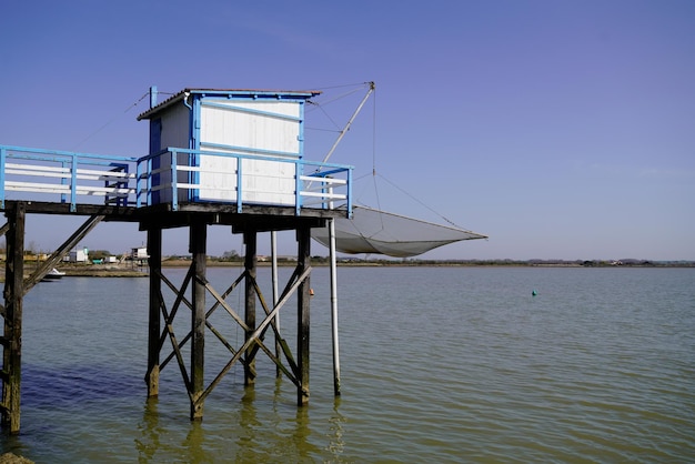 Capanna di pescatori in legno su palafitte di legno francia MescherssurGironde costiera