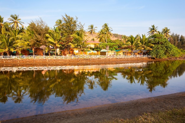 Capanne del resort sulla spiaggia di Mandrem nel nord di Goa, India