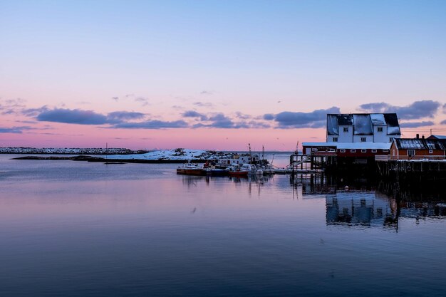 Capanne di pesca e barche da pesca in serata a Tind Isole Lofoten marzo 2018