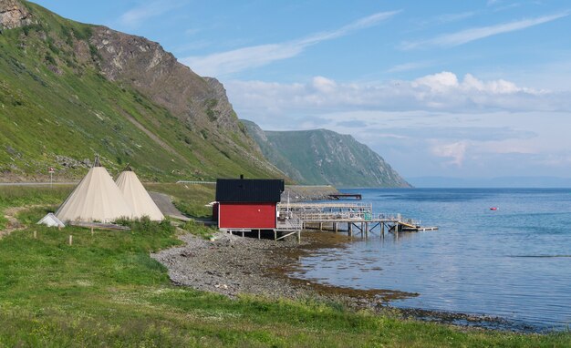 Capanne di pescatori e lavvu, la tradizionale dimora dei Sami, nel nord della Norvegia