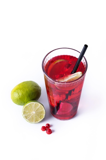 Cape Codder cocktail con vodka succo di mirtillo rosso e lime isolato su sfondo bianco