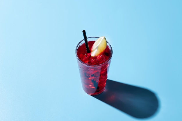 Cape Codder cocktail con vodka succo di mirtillo rosso e lime su sfondo blu