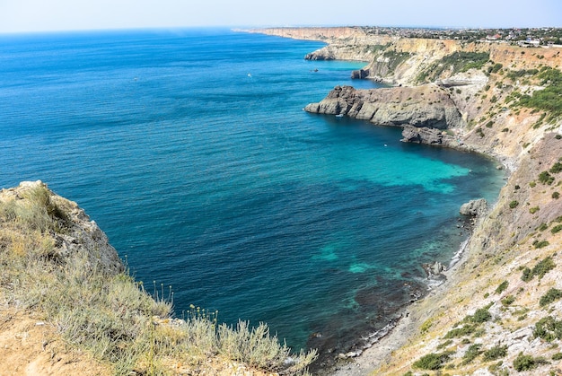 Cape Fiolent in Balaklava Russia Vista dalla cima della scogliera azzurro mare giornata di sole contro un cielo limpido