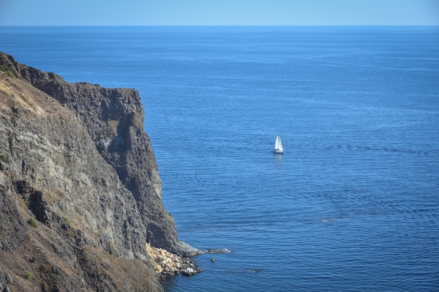 Cape Fiolent. Splendide vedute della costa del Mar Nero a Cape Fiolent in estate con tempo sereno. Vista aerea della bellissima costa del mare con acque turchesi e rocce