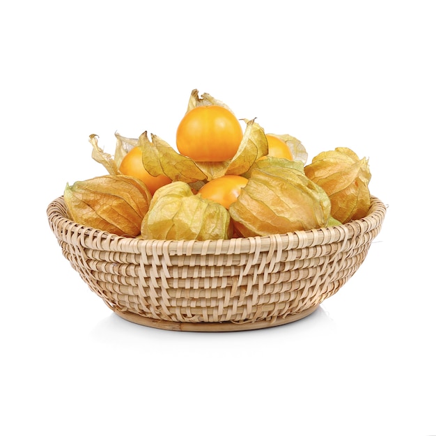 Cape gooseberry (physalis) nel cestello isolato su sfondo bianco