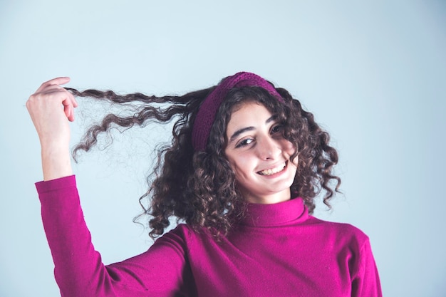 Capelli della mano della donna felice