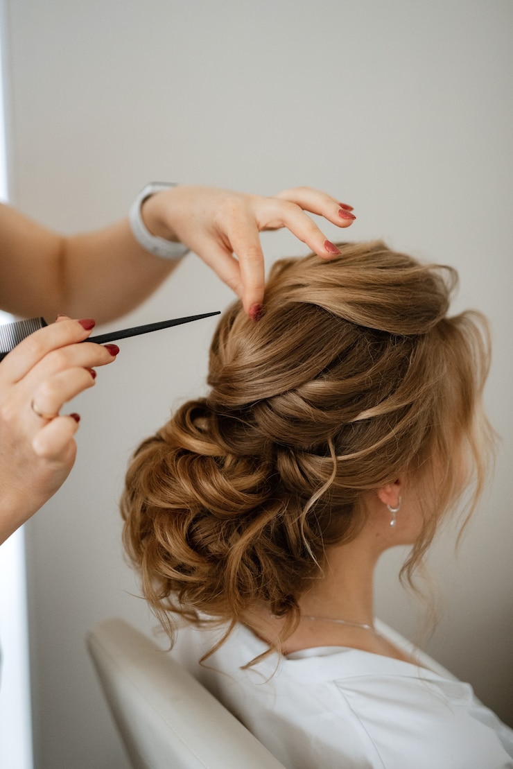 Foto capelli della sposa indietro, riccioli intrecciati con fiori