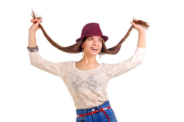 Capelli lunghi della giovane donna sorridente in cappello rosso delle mani