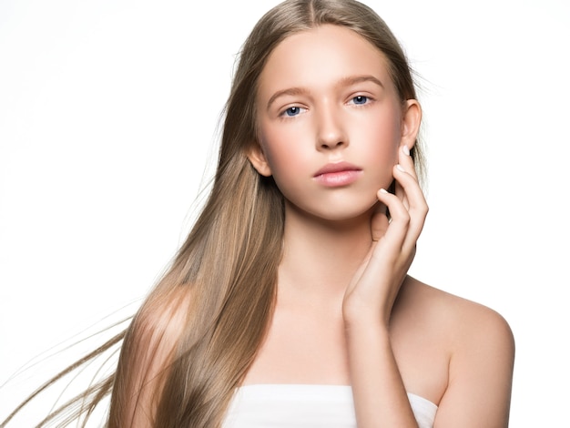 Capelli lunghi lisci pelle pulita ragazza sana cura della pelle trucco naturale ritratto femminile isolato su bianco. Colpo dello studio.