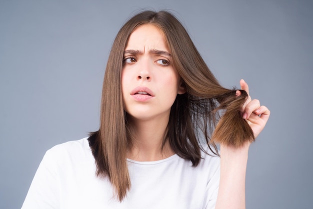Capelli per problemi di caduta dei capelli donna mostrano i suoi capelli capelli danneggiati aggrovigliati