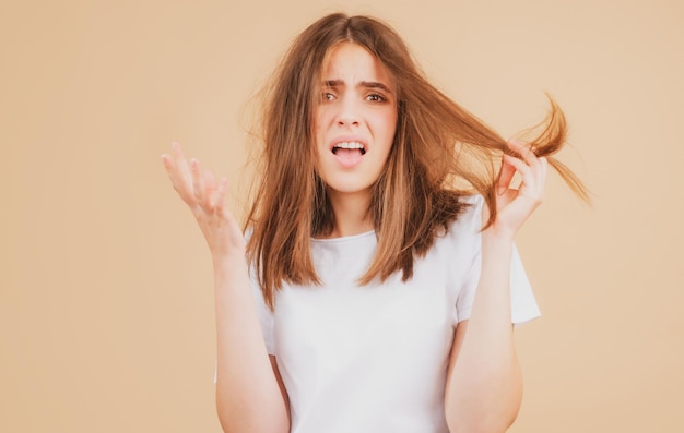 Capelli per problemi di perdita di capelli donna mostra i suoi capelli aggrovigliati capelli danneggiati