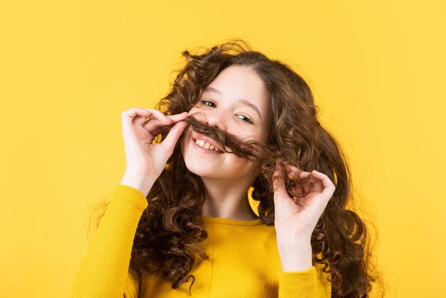 Capelli ricci da bambina Moda e bellezza Cosmetici professionali Libertà di espressione personale Parrucchiere per ragazze Godere di ricci lucenti Festa per acconciature Forniture per parrucchieri Spazzolare i capelli lunghi