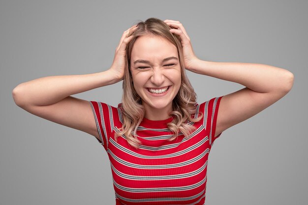 Capelli stropicciati della giovane donna allegra