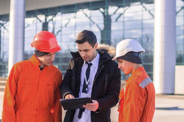 Capo che mostra il tablet ai lavoratori