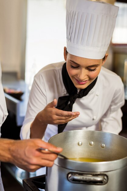 Capo chef annusare il cibo