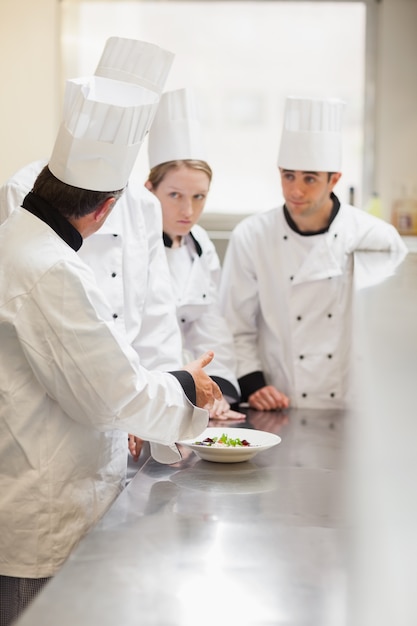 Capo chef che spiega qualcosa in classe