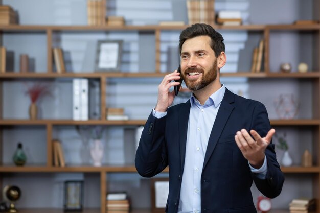 Capo di successo maturo soddisfatto dei risultati che parlano al telefono all'interno dell'avvocato senior dell'ufficio