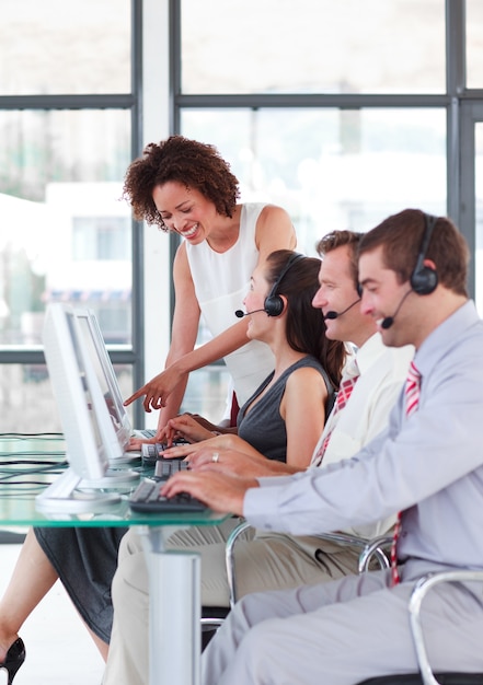 Capo femminile che gestisce la squadra in un call center