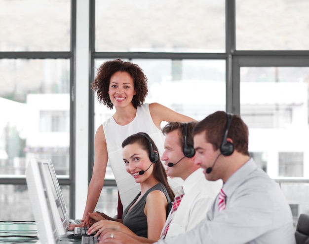 Capo femminile che gestisce la sua squadra in un call center