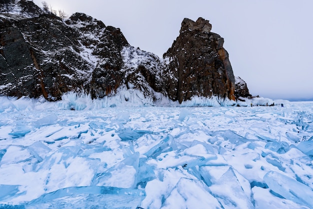 Capo Hoboy nell'isola di Olkhon coperto di ghiaccioli nel giorno soleggiato del marzo.