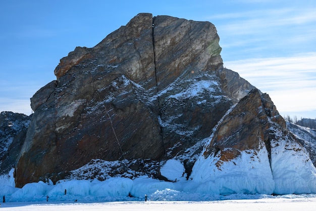 Capo Khoboy bellissimo paesaggio invernale del lago baikal ghiacciato