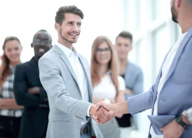 Capo maschio sorridente che promuove una stretta di mano gratificante