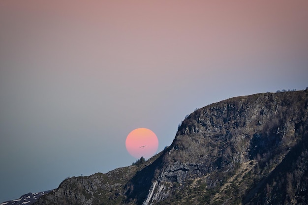 Capo occidentale in Norvegia Montagna che si estende nel fiordo Luna rossa