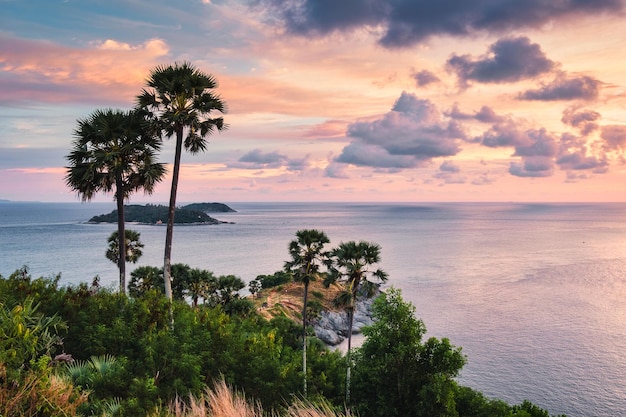 Capo panoramico Laem Promthep con cielo colorato e palma da zucchero al tramonto a Phuket