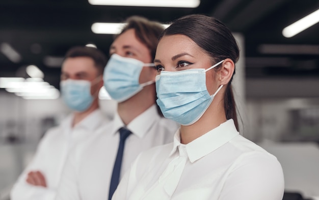 Capo squadra in maschera medica