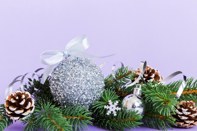 Capodanno Albero di Natale rami giocattolo di un albero di Natale Decorazioni di Capodanno su uno sfondo colorato