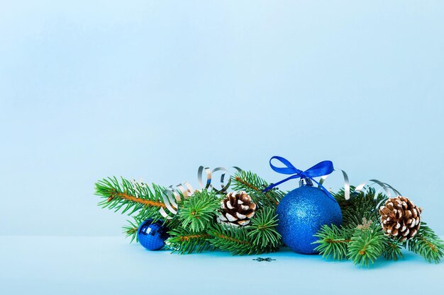 Capodanno Albero di Natale rami giocattolo di un albero di Natale Decorazioni di Capodanno su uno sfondo colorato