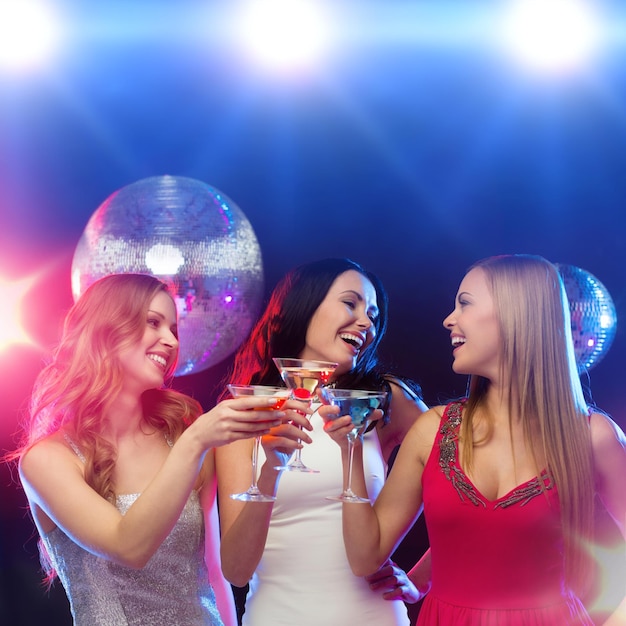 capodanno, celebrazione, amici, addio al nubilato, concetto di compleanno - tre donne in abiti da sera con cocktail e palla da discoteca