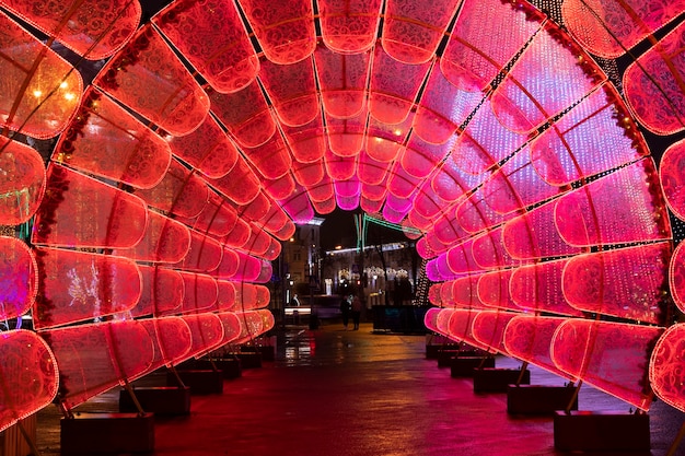 Capodanno e decorazioni natalizie per strada sotto forma di tunnel al neon. Copia spazio.