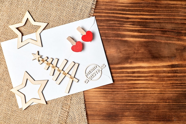 Capodanno Flatlay fatto di buste di stelle dell'albero di Natale e mollette con cuori