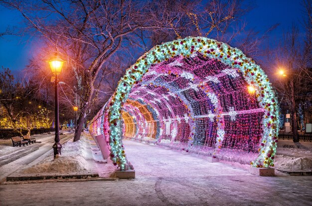 Capodanno Tverskoy Boulevard e tunnel della luce nelle prime ore del mattino d'inverno