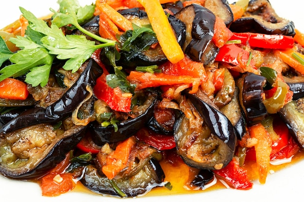 Caponata di verdure stufate saltate di melanzane