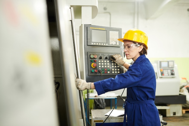 Caporeparto femminile in fabbrica