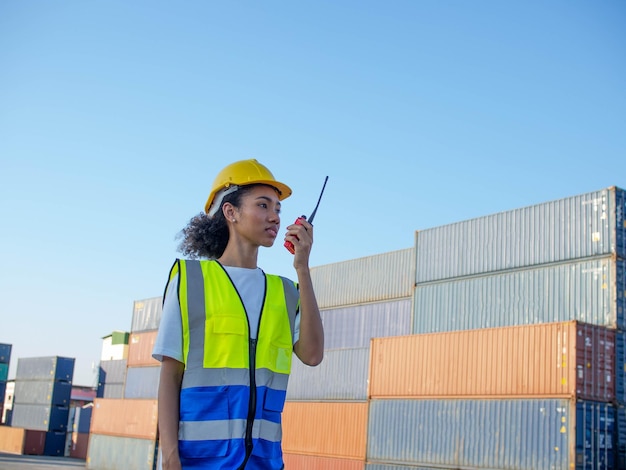 Caposquadra ingegnere donna supervisore sud africa pelle nera brasiliana attesa telefono lavoro lavoro carriera rapporto logistica import export terminal merci commercio commerciale container spedizione trasporto industria