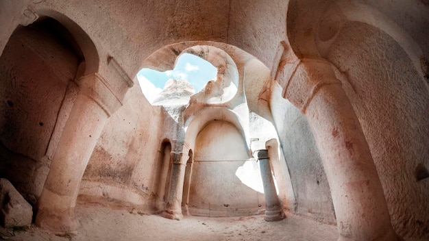 CAPPADOCIA, Ortahisar, Turchia. Monastero di Hallach. L'interno di un'antica chiesa con cupola in rovina.