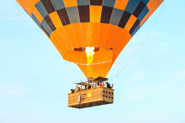 Cappadocia, Turchia - 19 ottobre 2019: turisti su mongolfiere che sorvolano la valle in Cappadocia. Le mongolfiere sono l'attrazione turistica tradizionale in Cappadocia.