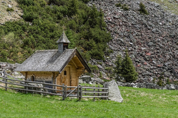 Cappella di legno in montagna