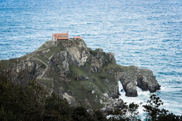 Cappella di San Juan de Gaztelugatxe in cima alla scogliera sul mare nei Paesi Baschi