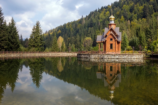 cappella ortodossa in legno in zona ecologica sulla piccola isola artificiale