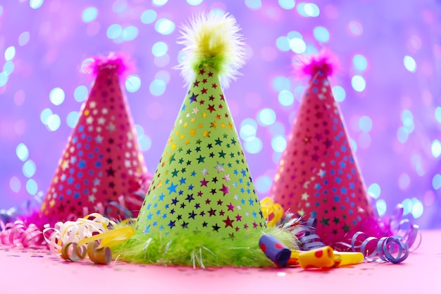 Cappelli da festa e altre cose su sfondo sfocato ghirlanda