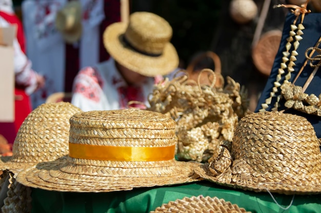 Cappelli di paglia su uno sfondo sfocato guidata Fare prodotti di paglia Un artigiano vende la sua merce