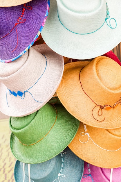 Cappelli estivi in vendita presso il mercato degli agricoltori all'inizio dell'estate.
