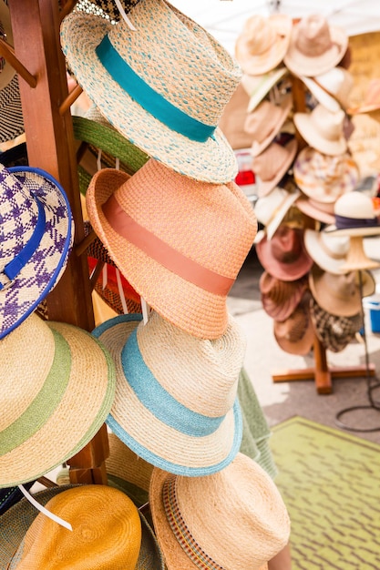 Cappelli estivi in vendita presso il mercato degli agricoltori all'inizio dell'estate.